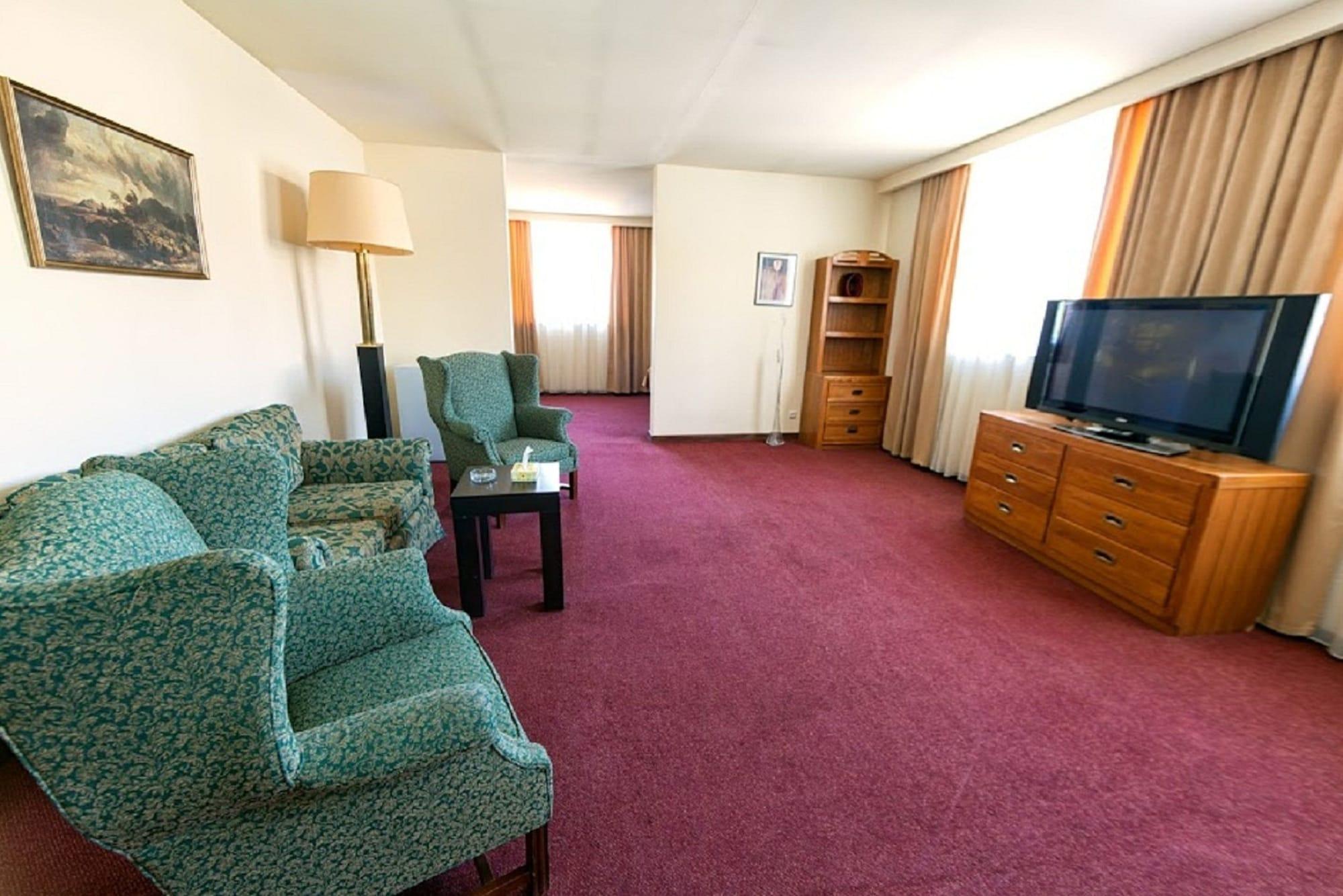 Regineh Hotel Erévan Extérieur photo