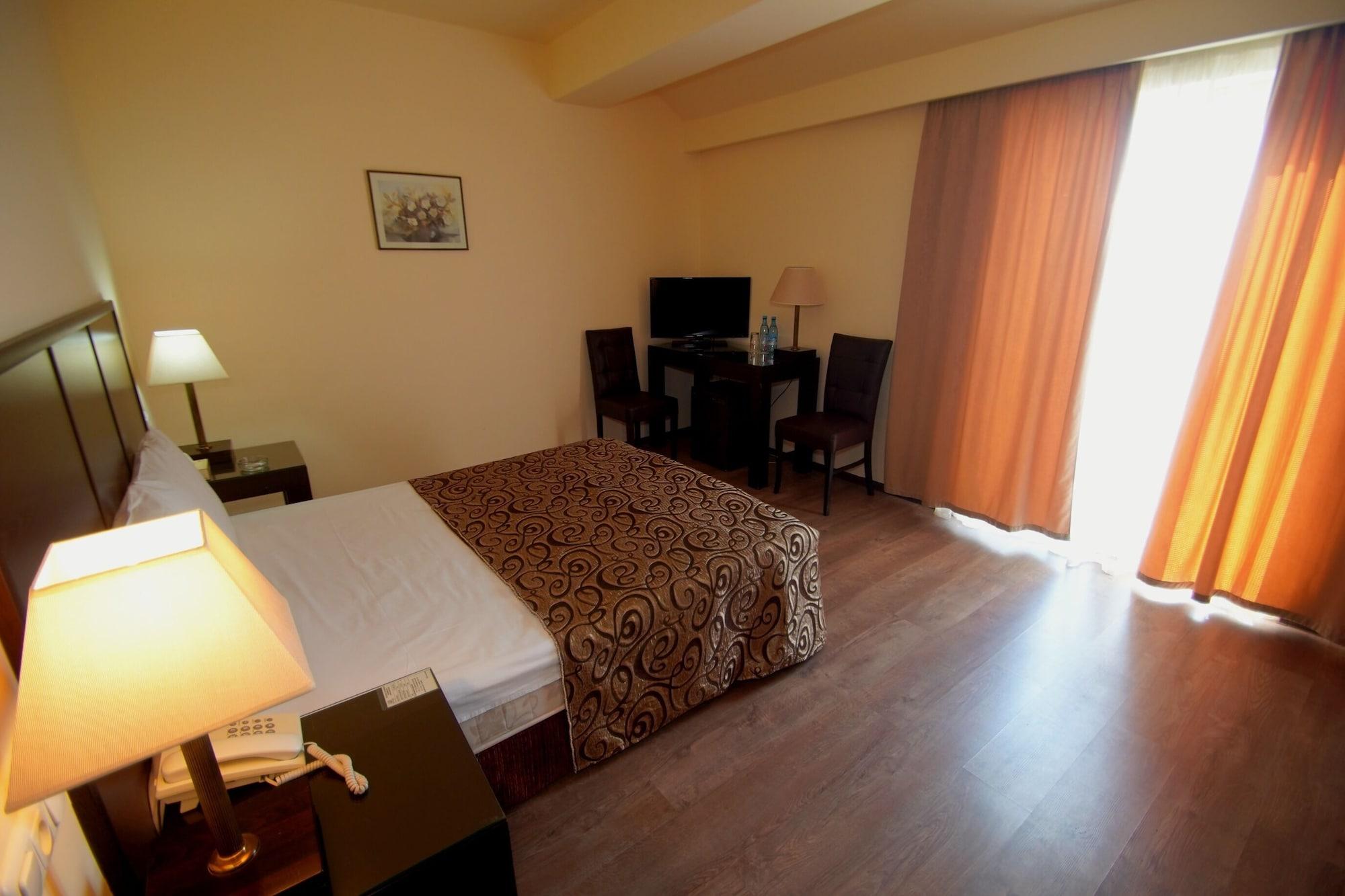 Regineh Hotel Erévan Extérieur photo