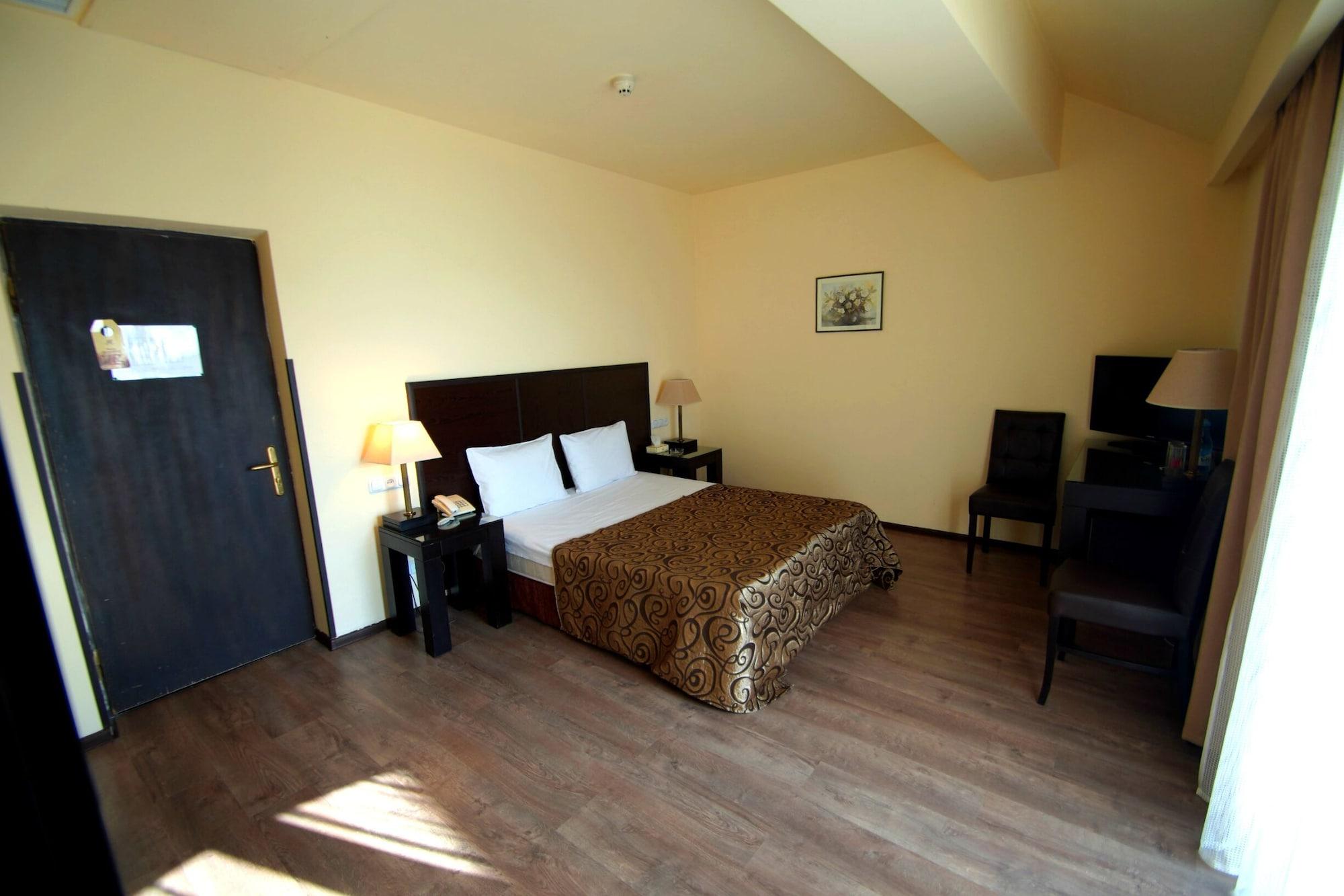 Regineh Hotel Erévan Extérieur photo