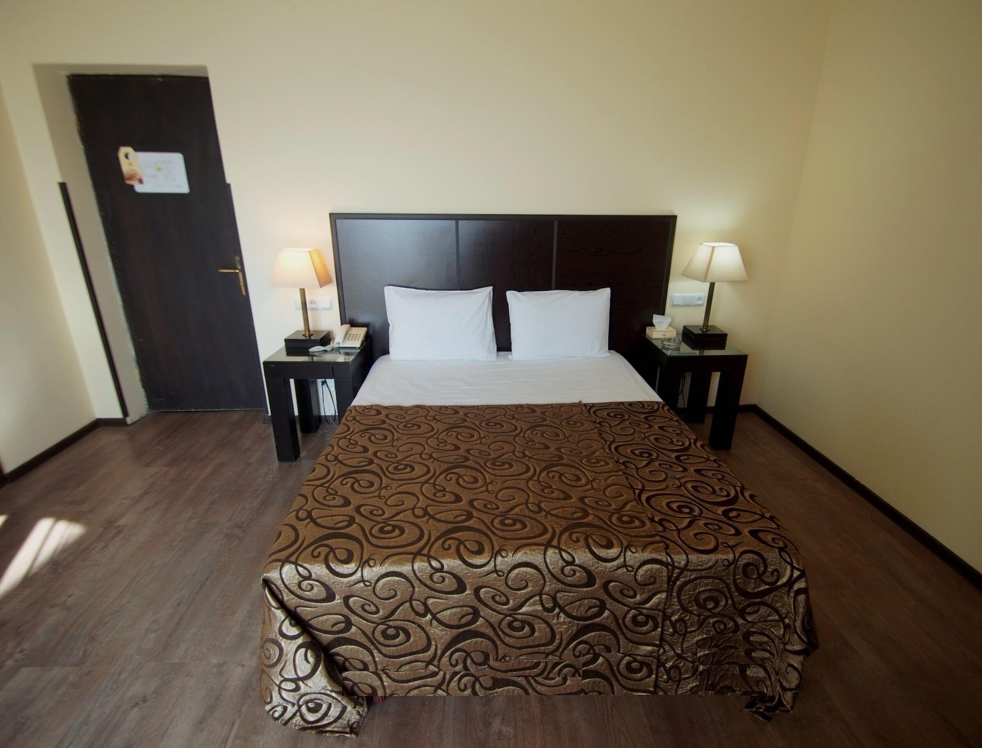 Regineh Hotel Erévan Extérieur photo