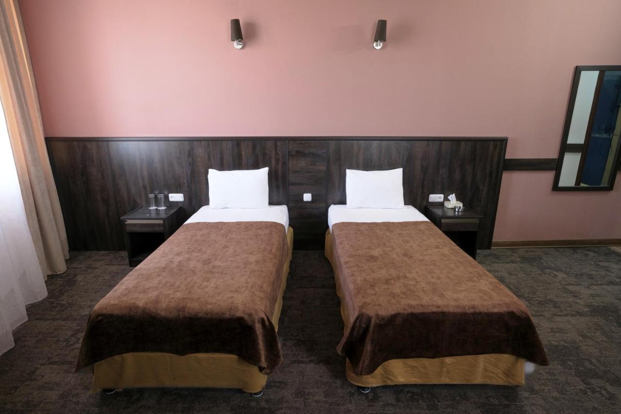 Regineh Hotel Erévan Extérieur photo
