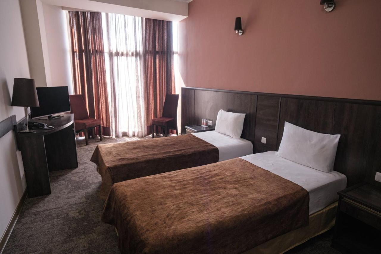 Regineh Hotel Erévan Extérieur photo