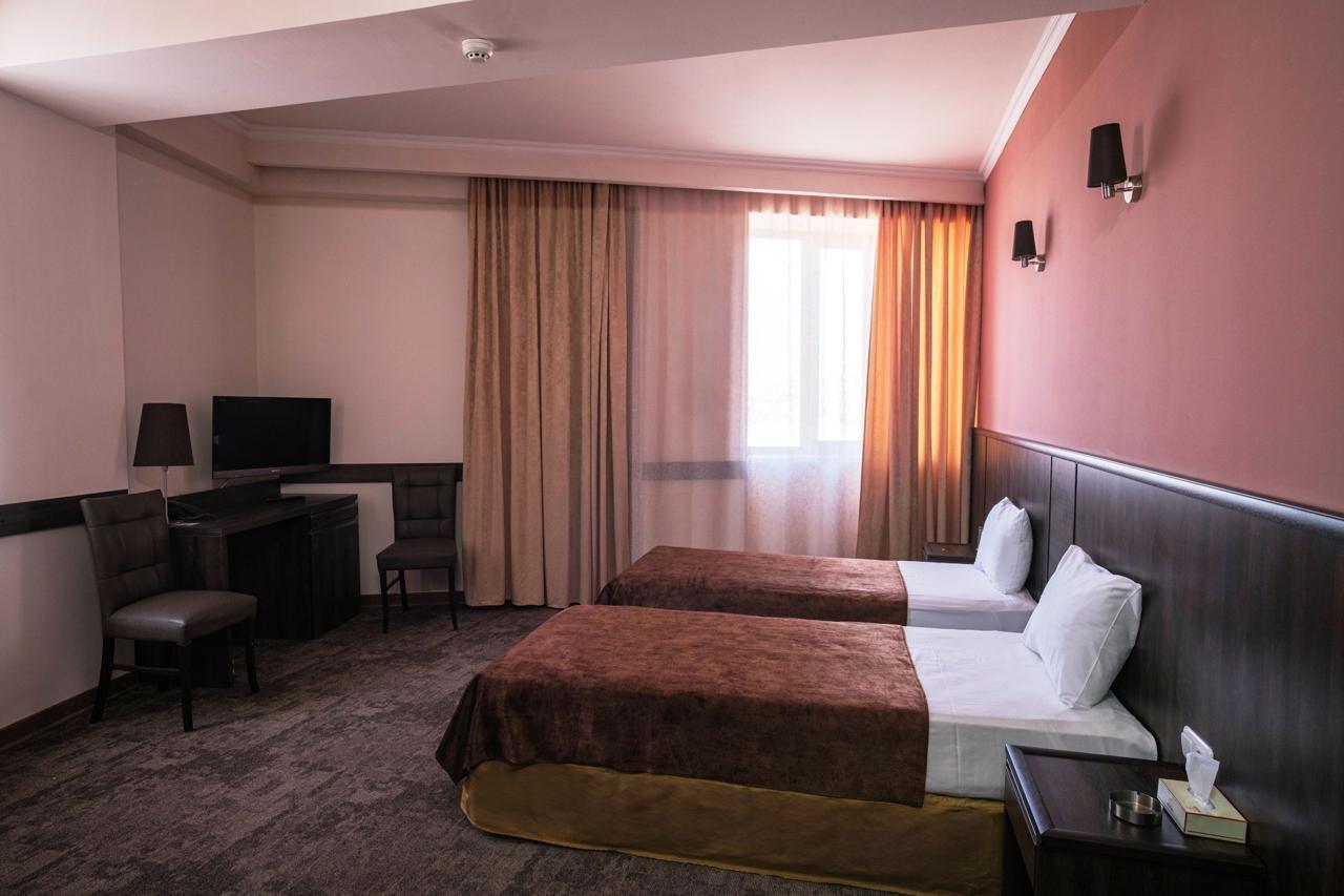 Regineh Hotel Erévan Extérieur photo
