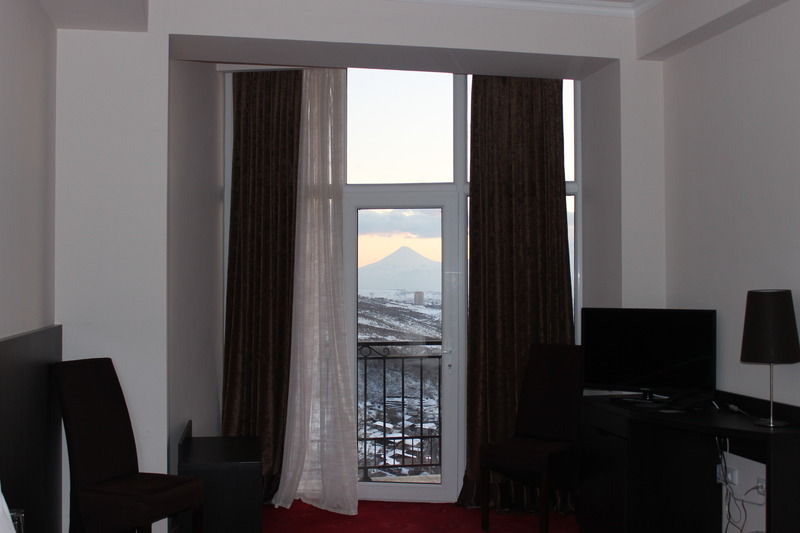 Regineh Hotel Erévan Extérieur photo