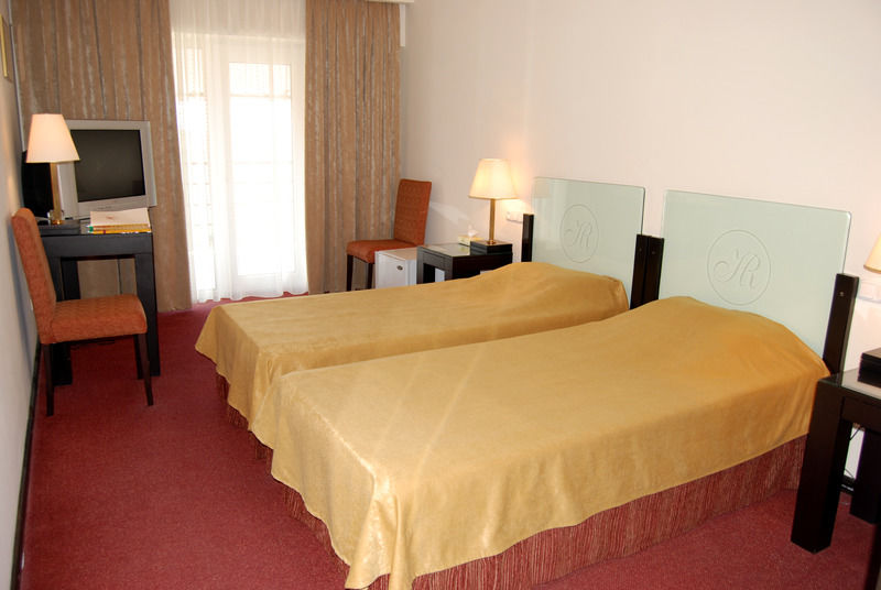 Regineh Hotel Erévan Extérieur photo