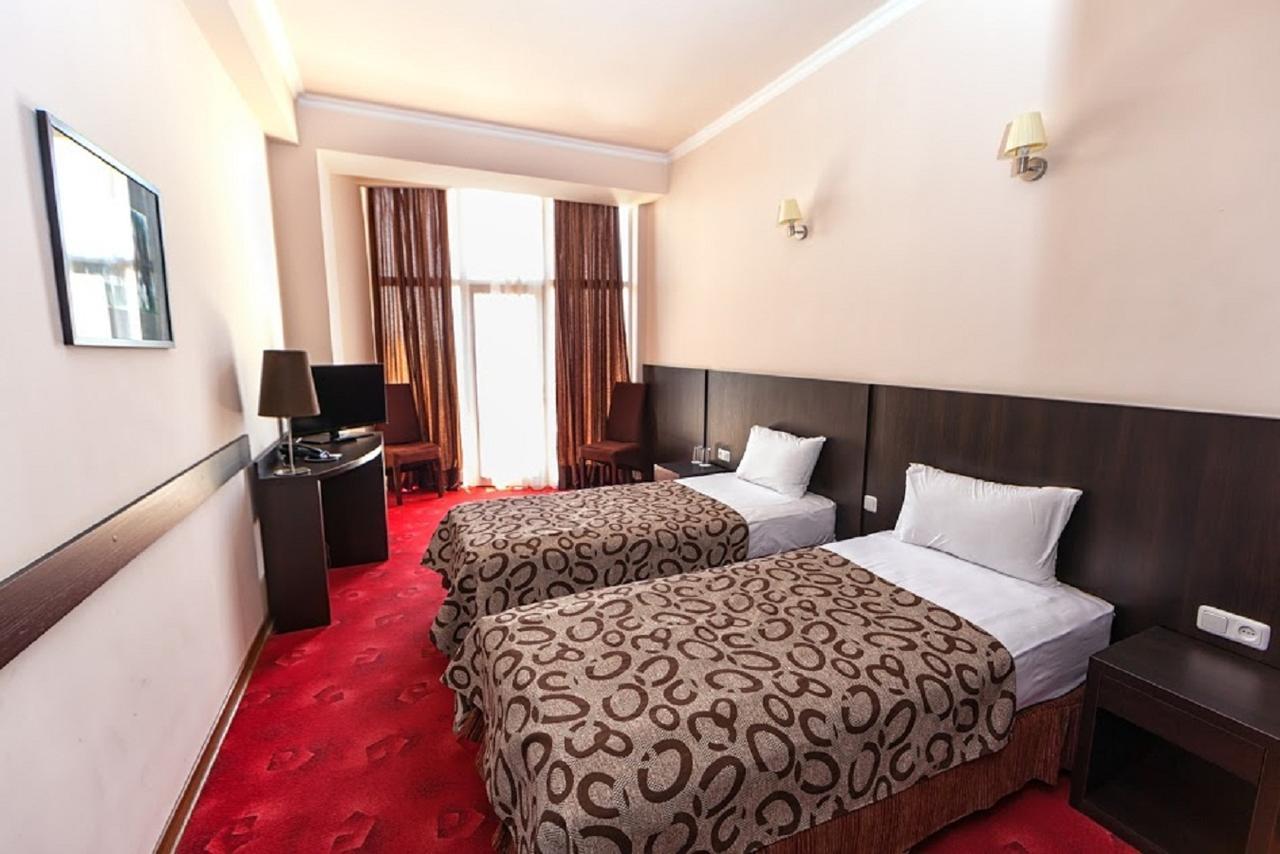 Regineh Hotel Erévan Extérieur photo